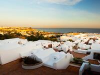 شرم الشيخ في مصر جاءت بالمركز التاسع، حيث يحتاج الشخص الواحد لميزانية تقدر بحوالي 111.44 دولار، لرحلة يوم واحد، وتشمل على تكلفة إقامة الفندق 61.83 دولار، و وجبة طعام 40.30 دولار، و كوب من القهوة 1.22 دولار، و سيارة أجرة 1.94 دولار.