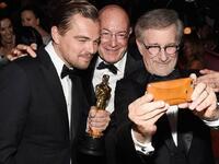 سيلفي دي كابريو
سيلفي الممثل ليوناردو دي كابريو مع المخرج جونزاليس والمصور لوبسكي، بعد حصوله على جائزة الأوسكار، التي ترشح لها 4 مرات ولم يوفق فيها.