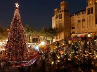 دبي:
سجلت دبي في عام 2014 أرقامًا قياسية عالمية من خلال تقديم أكبر عروض للألعاب النارية في العالم، بمناسبة الكريسماس والعام الجديد تقام في عدد من معالم دبي الشهيرة كبرج خليفة وبرج العرب ونخلة جميرا.