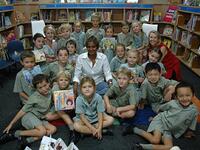 توفر منظومة التعليم الأسترالية تعليماً متميزاً، حيث تمتلك أستراليا نسبة عالية من المتعلمين على المستوى الجامعي. ودربت الدولة 43% من البالغين في المعاهد والمؤسسات الإجتماعية، بعد تركهم المدرسة.