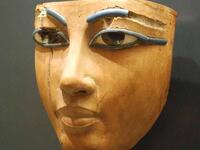 قبل 5000 سنة، اعتمد المصريون القدماء فى مكياجهم تحديد العيون من خلال استخدام الأيشادو والأيرلينر، وكانت الألوان حينها لتحديد العيون هى الأسود والأخضر، المصنوعين من المواد الطبيعية.

