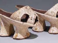 أول من اخترع الكعب العالى كان المصريون القدماء منذ 3500 ق.م وكان حذاء الطبقة النبيلة سواء النساء أو الرجال، خصوصًا إن عامة النساء كانوا يسيرون حفاة باستثناء الجزارين، لأنهم يسيرون فى برك من الدماء.