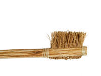 كان المصريون هم أول من اخترعوا فرش الأسنان  للتغلب على مشاكل اللثة والأسنان الخربة من الرمال والحصى ببعض طعامهم، ومشاكل الخراج وغيرها، فصنعوا الفرشاة من قشر البيض والقش والمعجون وحوافر الثور.

