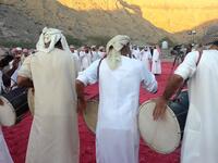 الإمارات: يركض العريس في قبيلة الشحوح الإماراتية نحو منزل الفتاة التي يريد الزواج بها وينزع عنه بعض ملابسه كالعمامة قبل وصوله إلى الدار.