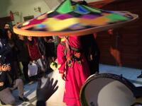 مصر:
تجتمع  العازبات حول العروس لقرصها في "ركبتها"، وذلك لزيادة فرصهن بالزواج، وفي محافظة النوبة  يضرب العريس من قبل رجال عائلة العروس، وعليه أن يتحمل الضربات ليستحق الفتاة.