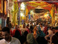 مصر شهر رمضان له طابعه الخاص في مدن وقرى مصر، فإقبال الصائمين على المساجد وكثرة حلقات الدروس والوعظ وتلاوة القرآن الكريم هو ما يلفت النظر في المدن والقرى. ويستقبل المصريين الشهر الفضيل بالألحان والأغاني الدينية،وتزيَّن الشوارع بالأعلام والزينة الورقية.