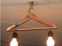 إذا اردت تكثيف الضوء داخل الحجرة، لا يتطلب أكثر من شماعة ملابس، تقوم بتزويدها بمصباحين، هذا الابتكار يمنحك قدراً هائل من الضوء ويوفر عليك الكثير.