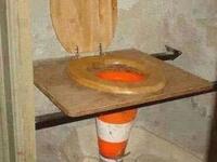 ليس من الصعب تحويل قاعدة "حمام بلدى" إلى حمام "إفرنجى" عن طريق وضع قمع فى فوهة القاعدة، مزود بقاعدة أخرى خشبية من فوقه.