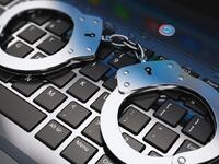 ابتزاز أو تهديد شخص لإجباره على ارتكاب جناية أو التورط في المسائل المخلة بالشرف أو الآداب العامة.. العقوبة: السجن لمدة تصل إلى 10 سنوات.