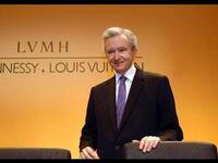 "برنار أرنو وعائلته: 37.7 مليار دولار" وهو ملياردير ورجل أعمال فرنسي، ورئيس مجلس الإدارة والرئيس التنفيذي لشركة لويس فيتون المختصة ببيع السلع الفاخرة التي تتكون من أكثر من خمسين ماركة والعلامات التجارية العالمية الفاخرة ويحتل المرتبة 13 في قائمة أغنياء العالم.