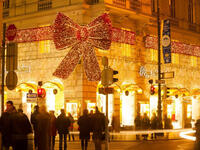 فيينا:
تتزين الشوارع  بإضاءة الكريسماس بطريقة مفرطة يعجب لها السائح، ويتبادل المارة الفطائر بالزنجبيل، ويتعرفون على بعضهم البعض كما لو كانوا من عائلة واحدة.