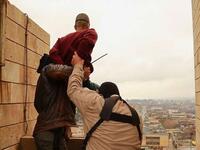 أعدم أفراد داعش رجلين في الموصل في العراق برميهما من سطح مبنى مرتفع، وذلك بتهمة انتمائهما إلى المثليين جنسيا. 