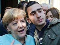 سيلفي لاجئ مع المستشارة الألمانية
التقط أنس مدماني صورة سيلفي مع المستشارة الألمانية أنجيلا ميركل أثناء زيارتها مخيم "شبانداو" للاجئين السوريين.