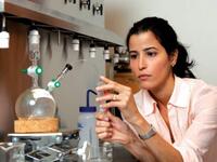 غادة المطيري المكتشفة السّعوديّة الّتي قد تضع حدًّا للجراحة وهي بروفيسورة مقيمة في أمريكا.كان قد لمع اسمها عندما نالت أرفع جائزة للبحث العلمي في أمريكا،فتمّ اختيار بحثها من بين10,000 بحث علمي للفوز بالجائزة من أكبر منظّمة لدعم البحث العلمي.