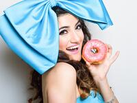 هيلة غزال  بدأت حياتها على “يوتيوب” عام 2013، واستطاعت خلال عامين من بداية مشوارها أن تثبت نفسها على الساحة الإعلامية الحديثة، إذ تعتبر من أوائل المدونات التي حققت إنتشاراً واسع،وأصبحت أول شابة سورية عربية في 19 من عمرها تحقق نسبة مشاهدة تتجاوز 30 مليون مشاهدة