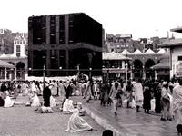 عندما اشتد البلاء على المسلمين في مكة بعد بيعة العقبة الثانية، أذنَ مُحمد لأصحابه بالهجرة إلى المدينة المنورة، وأمرهم باللَحاقِ بِإخوانهم من الأنصار.