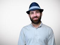 "عيسى حسو" من سوريا، يمتلك خبرة في مجال الخياطة، يعطي أهمية كبيرة لخياله، ويرى أنه مصدر إلهامه لينفذ ما يخطر على باله مهما كان صعبًا.
