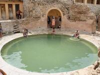 للشعب الجزائري خلال رمضان عادات نابعة من تعدد المناطق التي تشكله. وتتميز الجزائر بالحمامات التي تلقى إقبالاً كبير من العائلات في الأيام الأخيرة من شهر شعبان للتطهّر واستقبال رمضان للصيام والقيام بالشعائر الدينية وتنطلق إجراءات التحضير لهذا الشهر.
