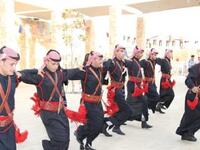 الأردن: الأحتفال بالزواج في الاردن قد يبدأ مشياً على الأقدام إذا كان بيت العروس في منطقة سكن أهل العريس. وأثناء المشي إلى بيتها، تقوم بعض النسوة برش الأرز على رؤوس السائرين في الزفة.