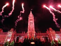 كندا:
تعَدّ كندا من أفضل الوجهات السياحية في العالم في شهر ديسمبر، فقضاء الكريسماس في منطقة شلالات نياغرا، حيث تنتشر موائد الطعام والفرق الموسيقية من حول العالم للاستمتاع بالليل حتى النهار.