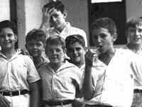 تلقى تعليمه في المدرسة التحضيرية، وفي عام1945م، التحق بجامعة هافانا حيث درس القانون. ثم عمل كمحامي في مكتب محاماة صغير وكان لديه طموح في الوصول إلى البرلمان."الثاني من اليمين"