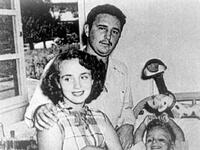 تزوج عام 1948 من ميرتا دياز- بالارت التي أنجبت له ابنه الأول ،ولكنهم انفصلا. فيما بعد التقى كاسترو بناتي ريفلتا،وأنجتب له ابنة وفي عام 1957التقى بسيليا سانشيز اتي قيل إنها الرفيقة الأساسية لحياته وفي الثمانينيات تزوج من داليا سوتو ديل فال التي أنجبت له 5 أبناء