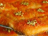 "الكنافة"على مائدة الافطار الفلسطينية تشتهر الكنافة بالجبن كطبق مميز، لكن في كثير من الدول العربية ومنها الامارات تشتهر الكنافة كحلوى مميزة مع القهوة العربية والفيمتو.
