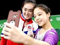 سيلفي الكوريتين
سيلفي لاعبة الجمباز الكورية الشمالية هونج أو غونج، مع لاعبة الجمباز الكورية الجنوبية لي أون جو، خلال أولمبياد ريو، والتي اعتبرت بمثابة خيانة لبلادهم، للنزاع بين الكوريتين بسبب الاختبارات النووية.