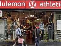 " Lululemon " هي شركة أمريكية ولسبب غريب أطلق صاحب هذه الشركة المتخصصة بالمستلزمات الرياضية هذا الاسم عليها. حيث اختاره ليجد العملاء الآسيويين من اليابان صعوبة في نطق الكلمة بسبب حرف “L” المتكرر، وبذلك فهو يُبرهن على أنها شركة أمريكية نخب أول!