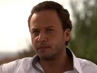أعلن الفنان مكسيم خليل أنه غادر وطنه سوريا بعد تعرضه لمضايقات من قبل الأمن وبعض الموالين للنظام بسبب دعمه للثورة السورية. وأوضح أنه يساند الثورة السورية بعدما رأى الظلم الذي كان يقع على المتظاهرين.
