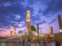 من الدول تتخذ  المولد النبوي يوم عطلة رسمية: سوريا، الأردن، مصر، الإمارات، سلطنة عُمان.
يعود أصل الاهتمام بيوم المولد النبوي الشريف إلى النبي محمد نفسه، حيث كان يعظم يوم الإثنين ويصومه ويقول: (هذا يوم ولدت فيه).