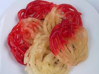 توزع في هذا اليوم تشكيلة من الحلويات الشرقية التي تشتهر بها بعض الدول العربية والتي تقدم بشكل خاص للاحتفال بذكرى المولد النبوي الشريف مثل: البقلاوة، الغريبة، الكعك بالتمر، المشبك الشامي، السمسمية، الفولية، أهرامات جوز الهند.
