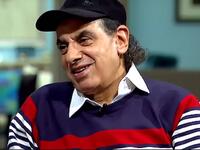 محمد كامل ولد 1944 وتوفي يوم 26 يوليو 2016م، شارك فى الكثير من الأعمال الفنية الهامة منها مسلسل عباس الأبيض في اليوم الأسود مع يحيى الفخراني، وبعد صراع مع المرض توفي عن عمر يناهز 72 عام .