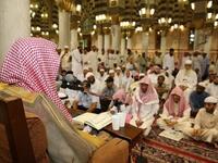  أعمال الخير: الحرص على بذل ما يملكه المسلم من علم نافع يقدم من خلال كلمات أو محاضرات في المساجد أو مال يبذله في وجوه الخير المتنوعة أو وقت يبذله لنفع الآخرين من خلال برامج تقدم لأفراد المجتمع.