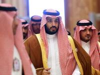 بعمر الـ 21 عُين الأمير محمد مستشارًا متفرغًا بهيئة الخبراء بمجلس الوزراء السعودي، وبعمر الـ23 انتقل من هيئة الخبراء بمجلس الوزراء إلى إمارة منطقة الرياض ليُعين مستشارًا خاصًا لوالده أمير منطقة الرياض الأمير سلمان بن عبدالعزيز آل سعود حينها.
