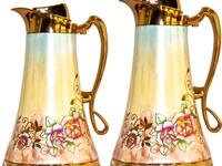 ما زلنا في القهوة ولكن هذه المرة في "الدلة" وهي الوعاء المخصص للقهوة العربية، ففي الوطن العربي يمكننا استبدال عيد الام بـ عيد القهوة العالمي، نظرا لكمية الهدايا المتعلقة بالقهوة في هذا اليوم.