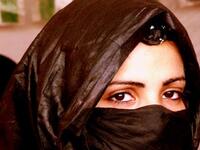 موريتانيا:
تحاول ان تزيد من وزنها قبل الزفاف للحصول على عريس ميسور الحال، وتقيم بـ "مخيمات الدهون" لتسمن، وترتدي اللون الأسود في العرس وتبدي عدم رغبتها بالزواج، تخطف من قبل صديقاتها ويأتي العريس مع أصدقائه لاسترجاعها.