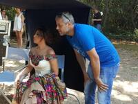 أطلت نجوى كرم بفستانين غجرية في أحد كليباتها الثوب الاول أبيض وملوّن شبيه بالستايل الغجري وهو يليق بقوام الفنانة. ذلك الفستان صيفي من اقمشة الحرير الناعم. 
