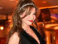  الفنانة نانسي عجرم  أرتدت فستان أسود خلال إحياء حفلها بالأردن والذي اظهر مدى رشاقتها