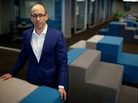 “ديك كوستولو” الرئيس التنفيذي السابق لشركة “تويتر”، لم يسلم من الاختراقات الإلكترونية، بعدما نجح مجموعة من “الهاكرز” في التسلل لحسابه القديم على موقع “تويتر” والتغريد بدلا منه، ولكنه ادعى أن الأمر لم يكن اختراقا بل تجربة لتأمين حسابه ضد الهجمات الإلكترونية.