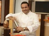 أسامة السيد: شيف مصري، درس في الولايات المتحدة الأمريكية وفرنسا فن الطهي، وعمل كرئيس طهاة في أشهر المطاعم الفرنسية ويقدم حاليا برنامج “مع أسامة أطيب” على تلفزيون دبي، ويعتبر أشهر شيف عربي على الساحة، حصل على العديد من الجوائز لمشاركته في مهرجانات الطهي .