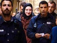 واجمل وصف لهذه الصورة هو "الجميلات هن الثائرات"!