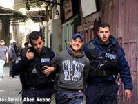 الغريب ان يكون الضعيف والمعتقل مبتسم والقوي والسجان تظهر على وجهه ملامح الخوف والتردد.