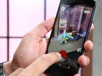 لم تخل اللعبة من المشكلات التى أثارت استياء المستخدمين مثل اعتماد اللعبة فى كل مرة يقوم المستخدم بفتحها على جمع البيانات من البداية والتسبب فى نفاد البطارية بشكل كبير  وعدم الاكتراث بالطريق والاهتمام بالعثور على البوكيمون مما قد يتسبب فى عدد من الحوادث.

