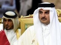 ما سبب الصدع الدبلوماسي؟ نقلت وكالة الأنباء القطرية تصريحات منسوبة إلى حاكم قطر تنتقد المواقف الخليجية ضد إيران، وسرعان ما حذف المسؤولون القطريون التعليقات، وألقوا باللائمة على قراصنة، بعدها اتصل الشيخ تميم هاتفياً بالرئيس الإيراني في تحدٍ واضح للنقد السعودي.
