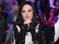 علقت الاعلامية رانيا برغوت على الموضوع في رسالة مباشرة لأحلام:"فضلت ساكتة لأني بحبك بس يا "ملكة" لحد إهانة بلدي ما بقدر. مظبوط عنا مشاكل بس طول عمرنا منكرم ضيفنا وبالأخص انت" مما دفع احلام للاعتذار.