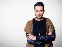 "ريان أطلس" من الجزائر، انتقل إلى تونس ليعمل في مجال تصميم الأزياء، ويرى أن كل قطعة من تصميمه تعبر عن حالة معينة يعيشها ويعتبر أن مخيلته خصبة وفيها الكثير من الأفكار.
