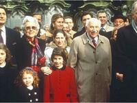 "عائلة روتشيلد: 700 تريليون دولار"حيث قامت ثروة العائلة على يد تاجر العملات القديمة ماغيراشيل روتشيلد. وقيل ان هذه العائلة الأكثر ثراء في العالم، وان الحروب استثماراً بالنسبة لها، وتعتمد على ديونها للدول، ولها دور مثير للجدل عبر التاريخ في السياسة والحروب.