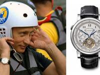 الرئيس الروسي فلاديمير بوتين يرتدي ساعة لانجي اند زونَ تيربوغراف النادرة. يبلغ سعرها 533400 دولار.