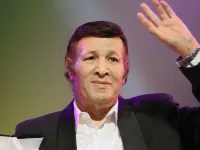  الفنان الراحل سعيد صالح بسبب مسرحية له قال فيها"أمي اتجوزت تلات مرات،الأول أكّلنا المشّ،والتاني علّمنا الغش،والتالت لا بيهش ولا بينش"،ليقصد"عبد الناصر،السادات،حسني مبارك"وتم سجنه بتهمة تعاطي المخدرات،وهو ما نفاه ليؤكد أنه سجن لمهاجمته لحسني مبارك